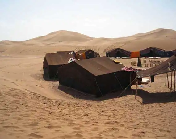 Bivouaquer et repas en plein desert