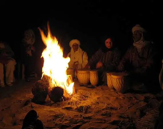 nuit bivouac soiree animee