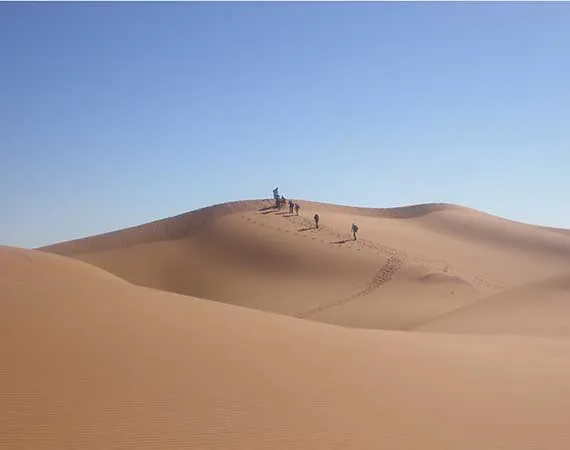 sur les dunes erg chegaga